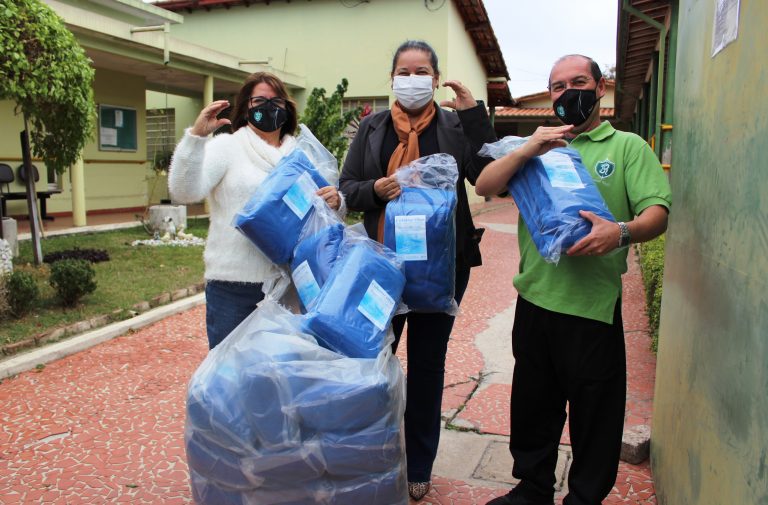 Jacareí Rugby faz primeiras doações de cobertores em campanha na cidade