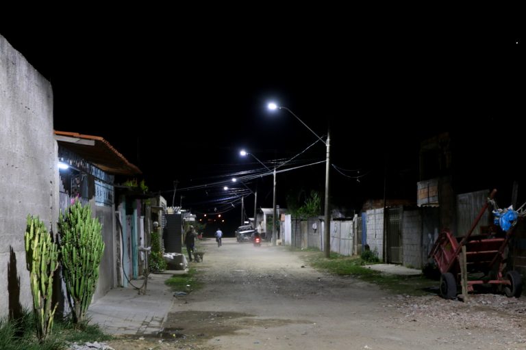 Vila Ita recebe iluminação de LED