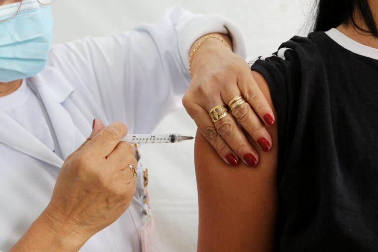 Jovens de 15 anos podem se vacinar nesta quarta e os de 14 anos na quinta-feira em Jacareí