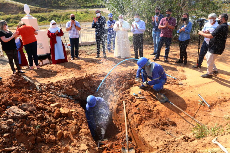 Moradores da Estrada Arlindo Alves Vieira começam a receber água após obra do SAAE