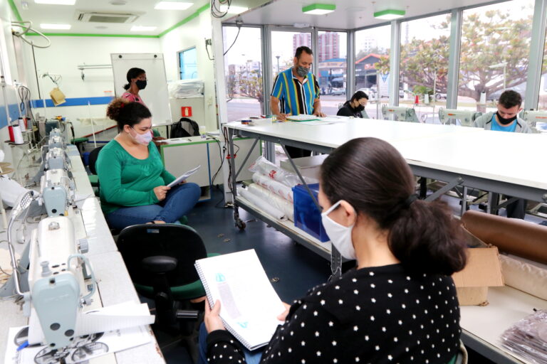 Alunos de programa do Governo do Estado iniciam aulas de costura industrial em Jacareí