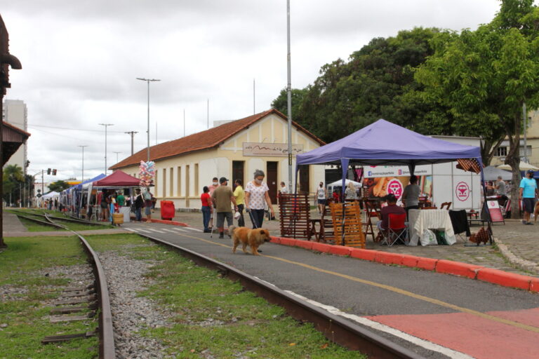 Comerciantes e visitantes comemoram retomada da Feira dos Trilhos em Jacareí
