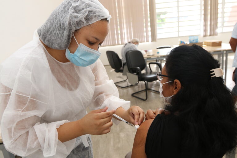 Jacareí aplica primeira dose para população acima de 18 anos, além de seguir com segunda dose e dose de reforço neste sábado