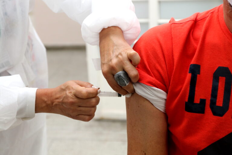 Jacareí segue com aplicação da segunda dose e dose de reforço em todas as unidades de saúde nesta segunda-feira