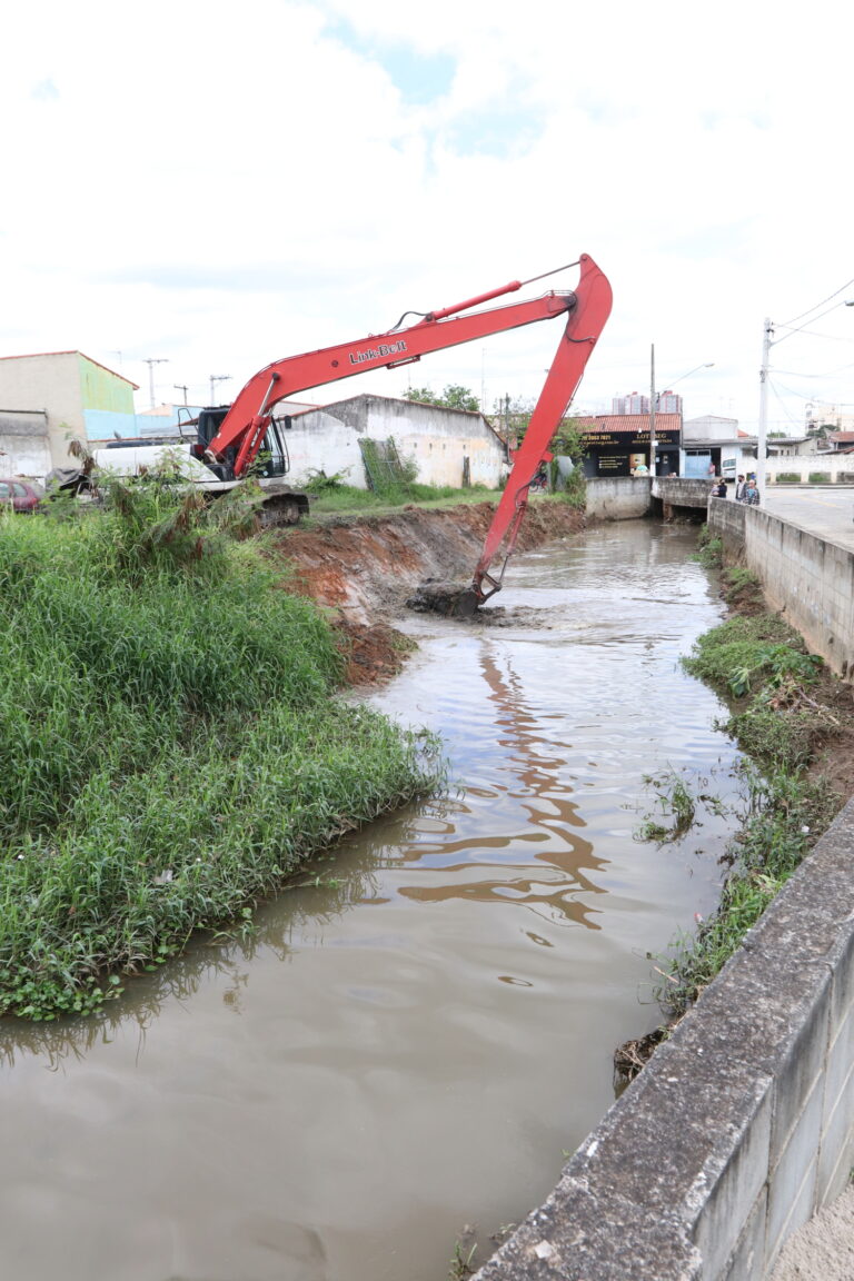 Córrego do Turi passa por limpeza preventiva