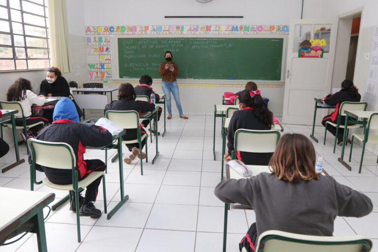 Escolas da rede municipal retornam com possibilidade de 100% das aulas presenciais