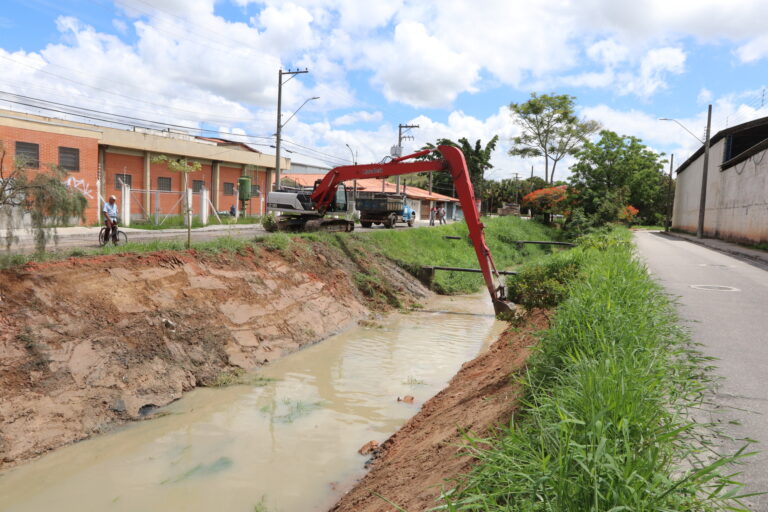 Jacareí realiza limpeza no Córrego do Tanquinho