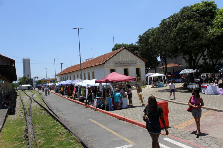 Com quase o dobro de barracas, Feira dos Trilhos de Jacareí reúne bom público