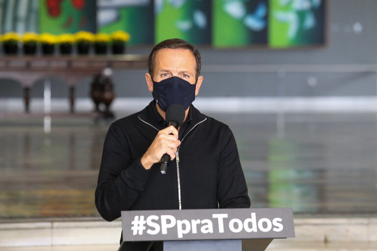 Governo de São Paulo suspende a liberação do uso de máscaras ao ar livre