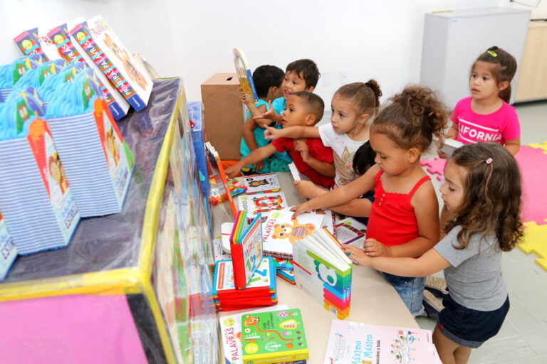 Alunos de creches municipais recebem livros na 4ª edição da Feira Literária de Jacareí