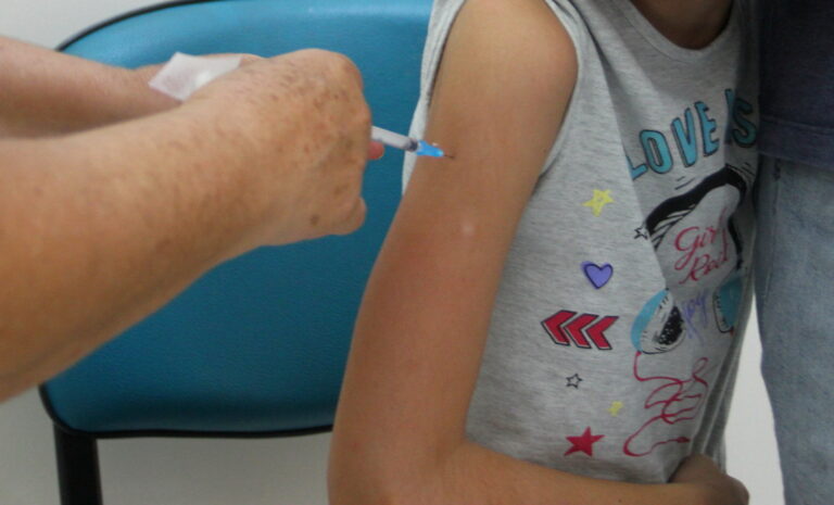 Crianças de 11 anos, sem comorbidades, podem se vacinar nesta segunda-feira em Jacareí