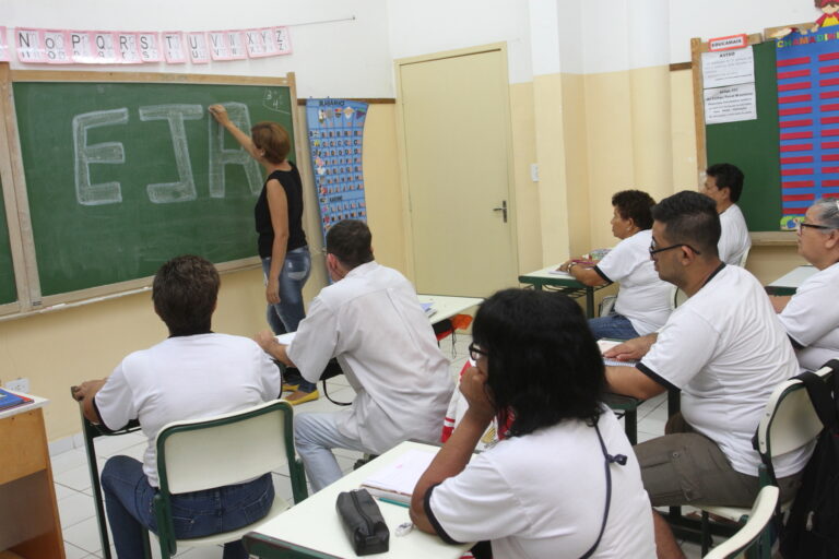 Educação de Jovens e Adultos abre inscrições para novos alunos em Jacareí