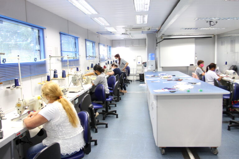 Alunos iniciam aula de reforma de roupa em Jacareí