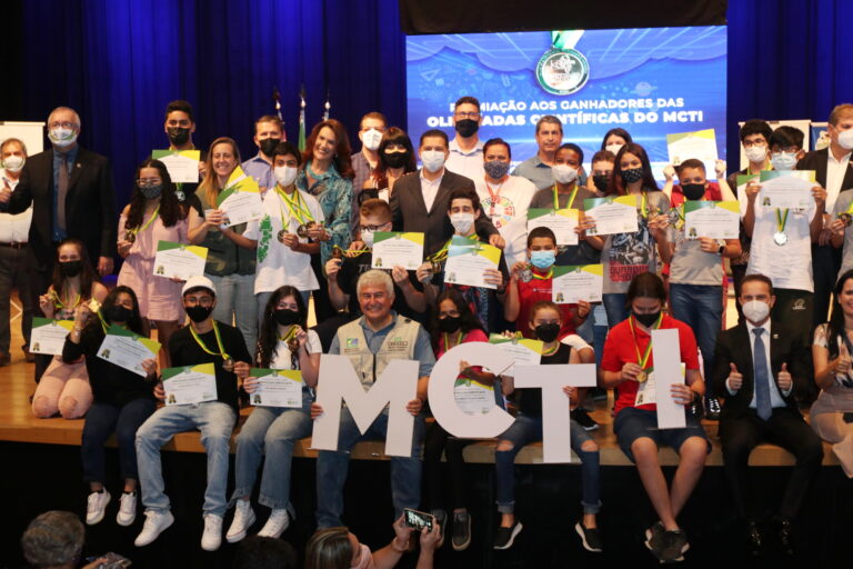 Alunos da rede de ensino de Jacareí recebem medalhas na Olimpíada Brasileira de Astronomia e Astronáutica