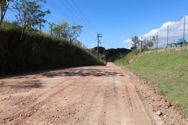 Estrada do Tanquinho recebe serviços de manutenção