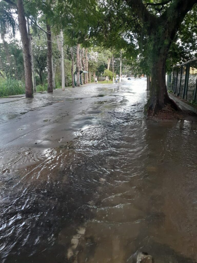 Rompimento de adutora deixa bairros de Jacareí sem água