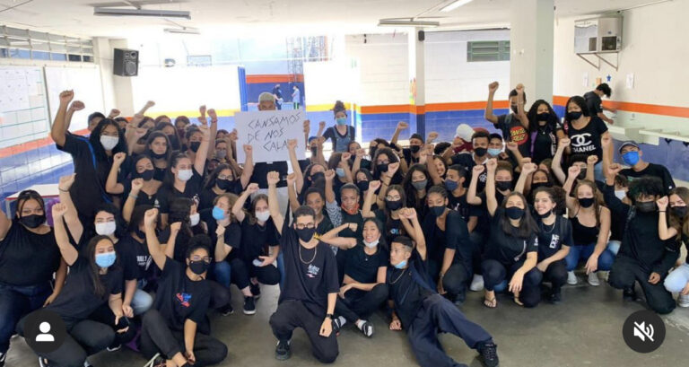 Estudantes fazem protesto contra o racismo em escola de Jacareí