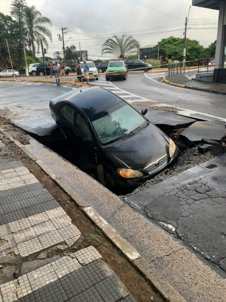 Rompimento de adutora causa nova cratera e acidente em Jacareí