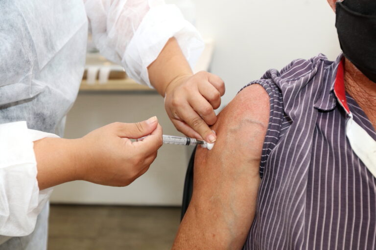 Pessoas acima de 60 anos podem se vacinar contra a Influenza (gripe) a partir de segunda-feira em Jacareí
