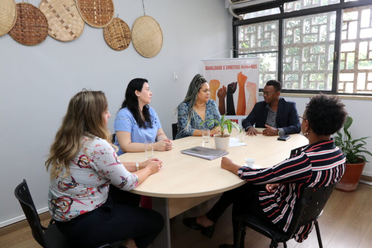 Em visita a Jacareí, Coordenador de Políticas para a População Negra e Indígena traz projeto de lei e material contra o racismo