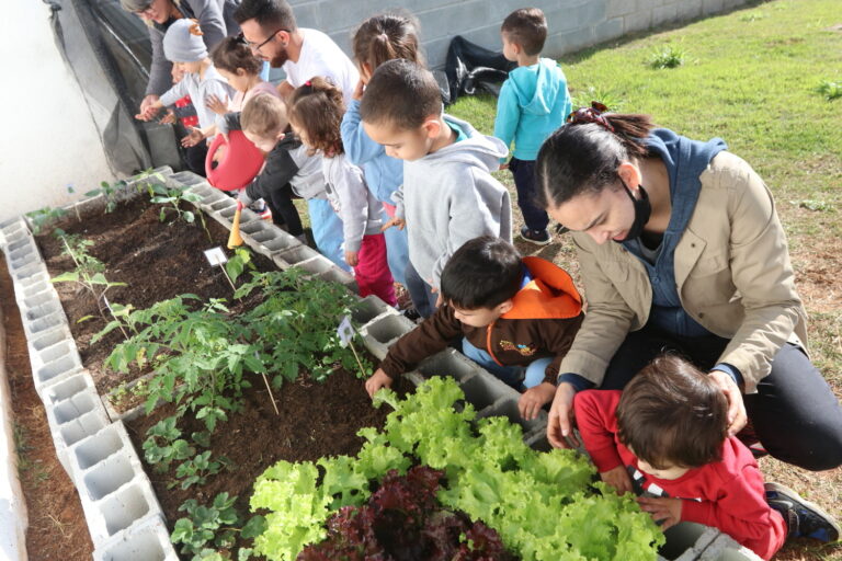 Projeto “Mãos à Horta” incentiva plantio de mudas em 59 escolas de Jacareí
