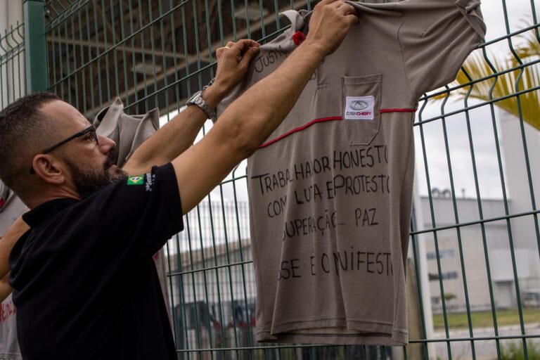 Funcionários da Chery de Jacareí protestam e acampam em frente à fábrica