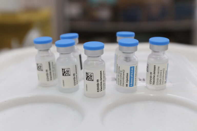 Jacareí abre os postos de saúde para aplicação da vacina contra a Covid-19 e contra a gripe neste sábado