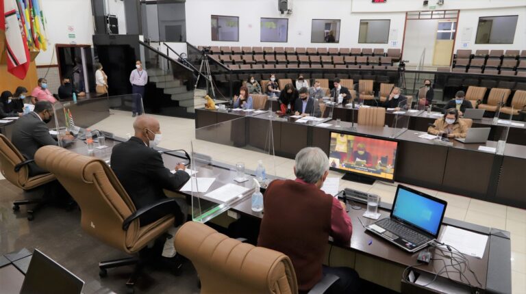 Câmara de Jacareí aprova dois projetos e redefine Comissões Permanentes