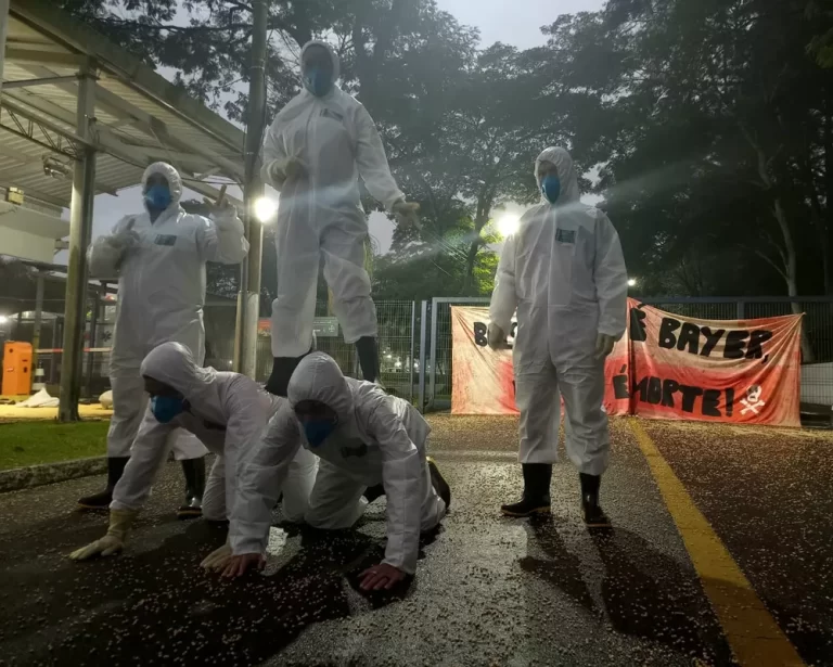 Grupo de manifestantes do MST faz protesto contra agrotóxicos na frente da Bayer de Jacareí