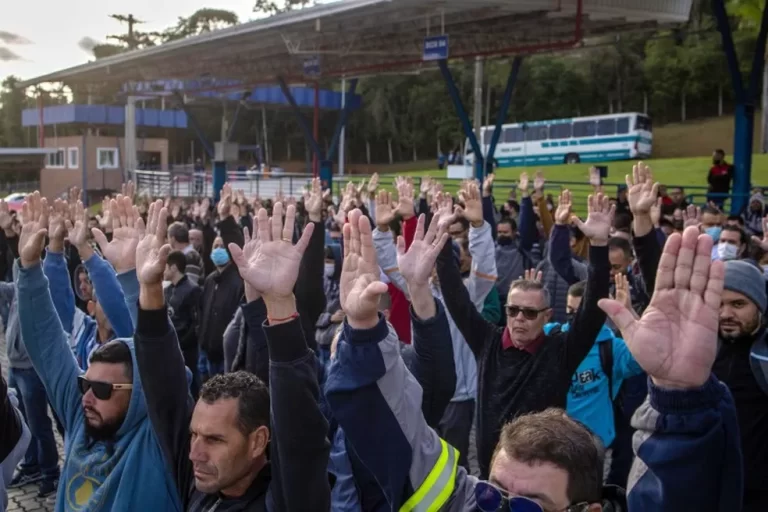 Funcionários da Avibras fazem protesto contra atraso de salários