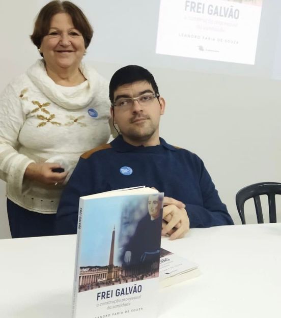 Escritor jacareiense lança livro sobre Frei Galvão