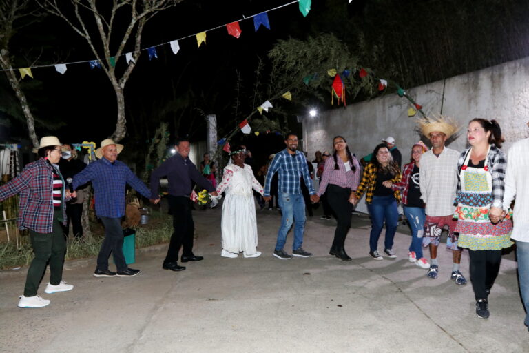 Festa Junina! Usuários da Casa de Passagem se divertem com música, dança e comidas típicas