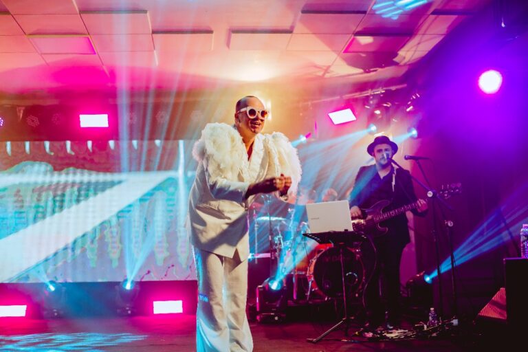 Jacareí recebe show “Tributo a Elton John”