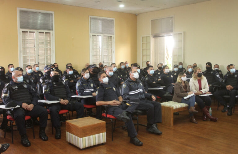 Guardas Civis Municipais de Jacareí participam de treinamento sobre a Lei Maria da Penha