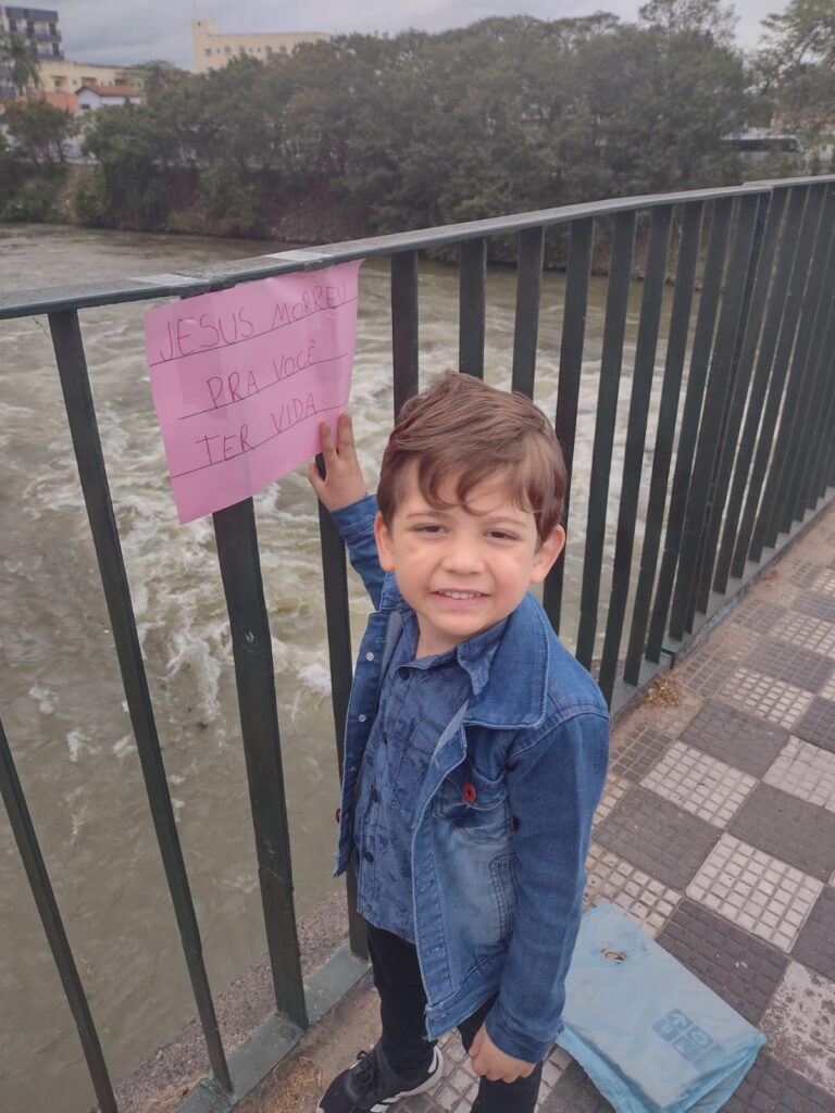 Jacareiense de 5 anos pendura cartazes na ponte em homenagem ao ‘Setembro Amarelo’