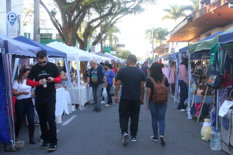 Feira dos Trilhos reúne gastronomia e roda de samba neste domingo em Jacareí