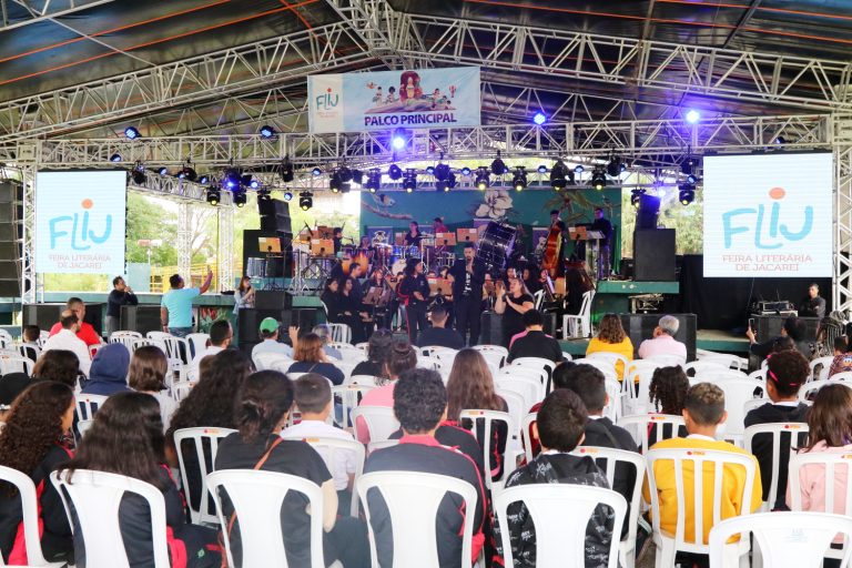 Feira Literária de Jacareí reúne cerca de 50 mil pessoas durante três dias de evento