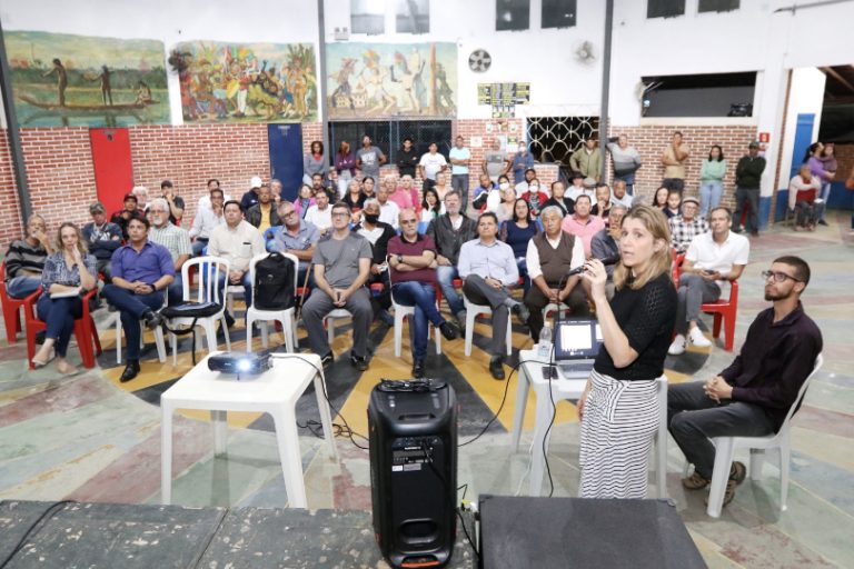 Cerca de 80 moradores do bairro Chácaras Guararema participam de reunião para informações sobre cadastro socioeconômico