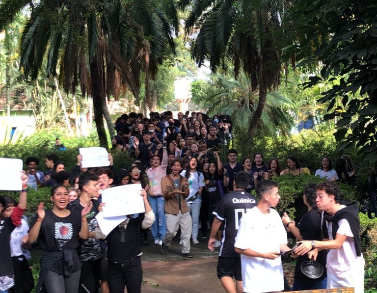 Alunos de escola técnica de Jacareí organizam protesto contra diretoria