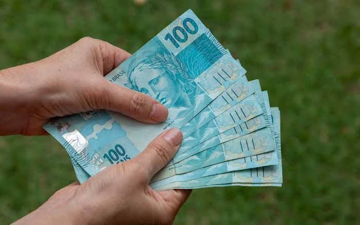 Professores de mantenedora de Jacareí reclamam de falta de pagamento do 13º