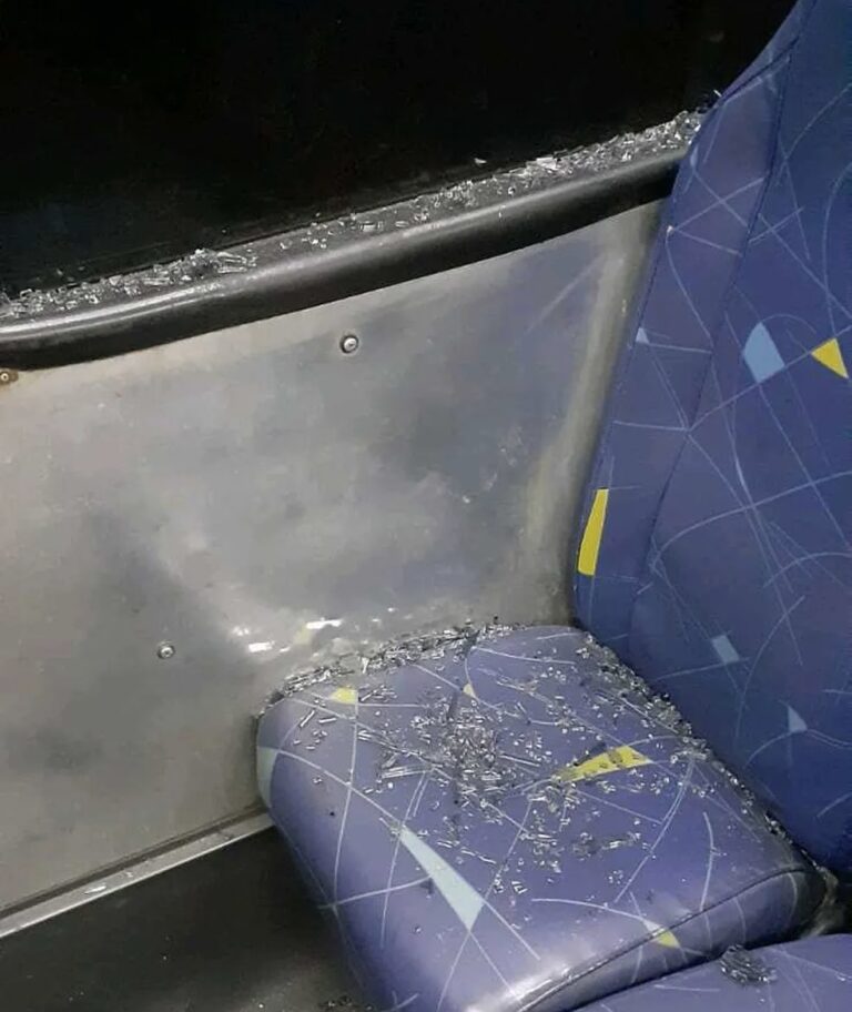 Ônibus da JTU é atingido por pedradas duas vezes só nesta semana em Jacareí