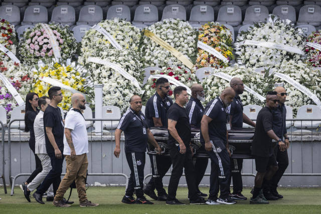 Corpo do Rei Pelé começa a ser velado na Vila Belmiro