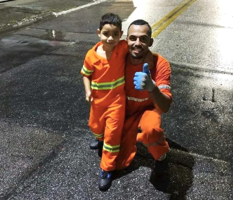 Menino de 7 anos fã de garis ganha uniforme e vive dia de coletor em Jacareí