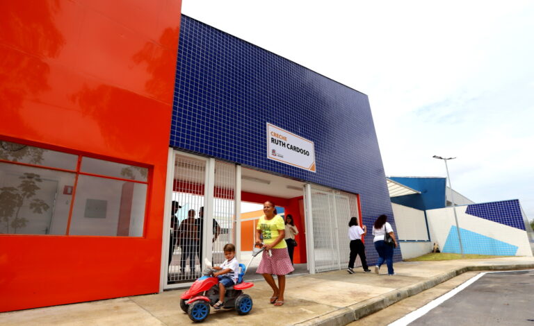 Nova creche do Parque Meia Lua recebe mais de 300 crianças em primeiro dia de aula