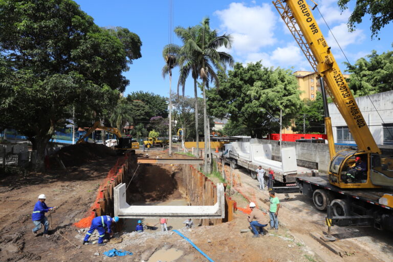 Rua Irajá é interditada para continuidade de obra do Córrego Seco