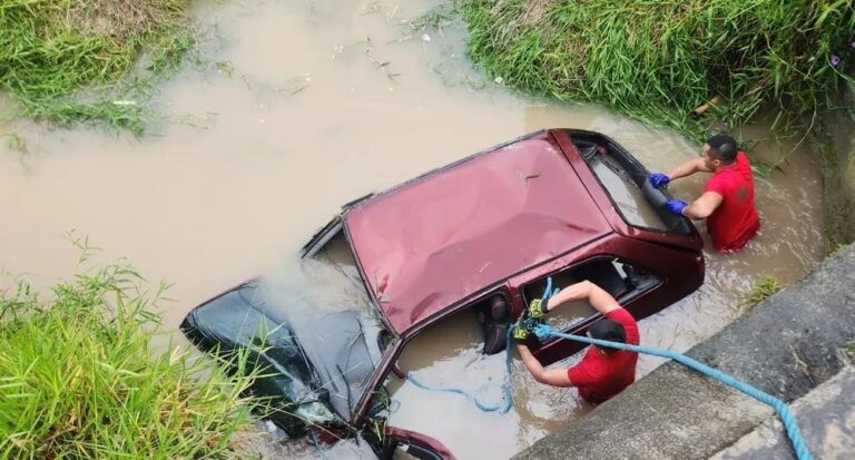 Mulher morre após carro capotar e cair às margens da Dutra em Jacareí