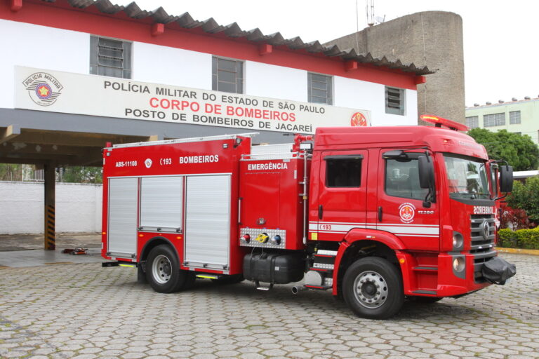 Corpo de Bombeiros de Jacareí recebe caminhão 0KM