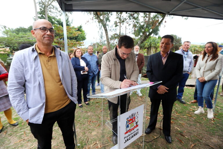 Jacareí assina ordens de serviço para canalizações do córrego no Jardim São Luiz e nos afluentes do Tanquinho