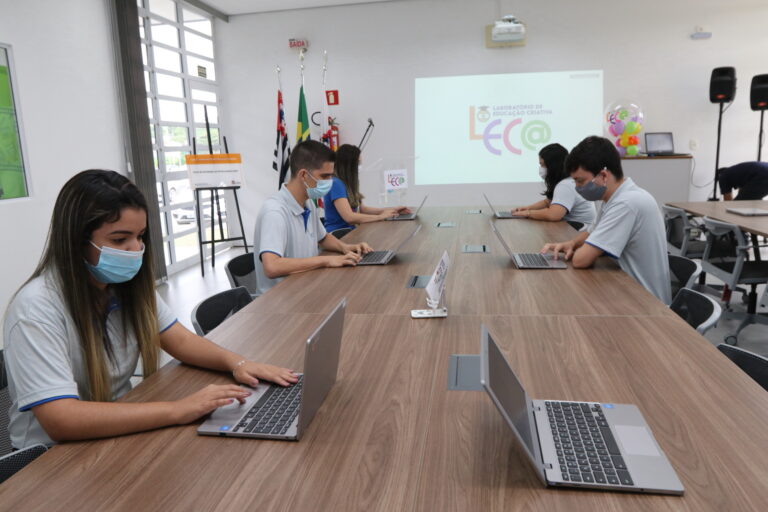Jacareí oferece cursos tecnológicos para professores da rede municipal