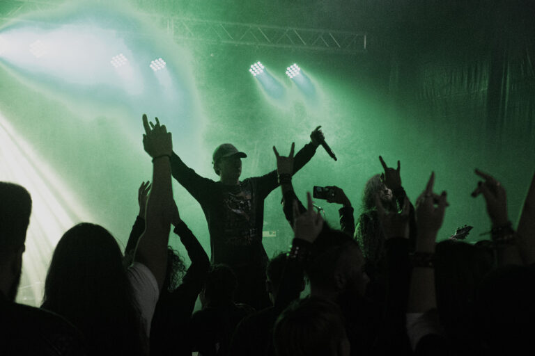 Evento em comemoração ao Dia Internacional do Rock reúne cerca de 4 mil pessoas no Pátio dos Trilhos
